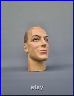 Plaster head from a mannequin