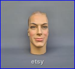 Plaster head from a mannequin