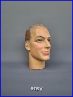 Plaster head from a mannequin