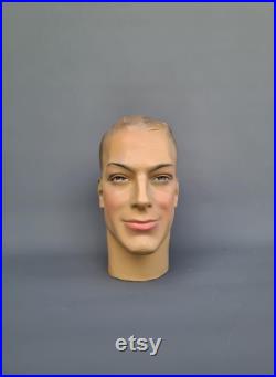 Plaster head from a mannequin