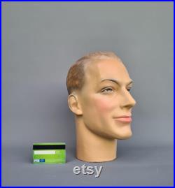 Plaster head from a mannequin