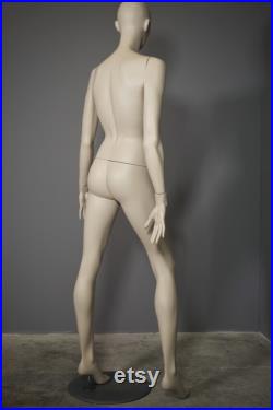 Woman mannequin in polypropylene 70s